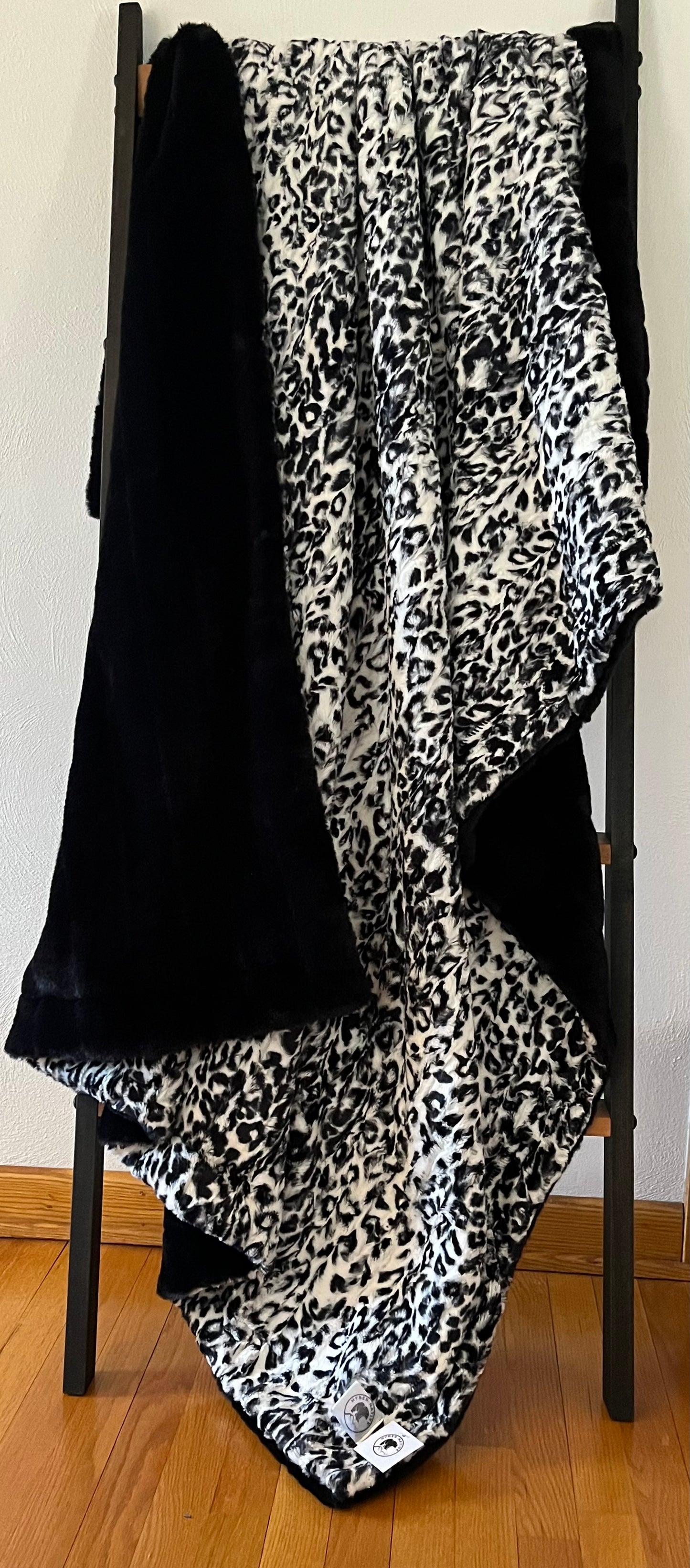 Jaguar White|Black/Sydney Black Summit Throw