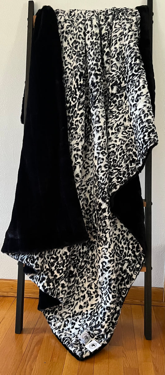 Jaguar White|Black/Sydney Black Summit Throw