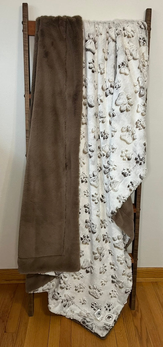 Prism Paws Coca Mocha/Truffle Seal Summit Throw